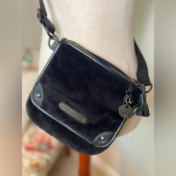Juicy Couture Velvet Crossbody Black. Beautiful hardware, adjustable strap - Picture 2 of 7